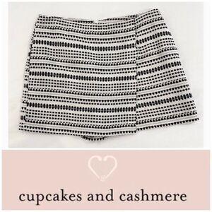 CUPCAKES AND CASHMERE - 🎉HP🎉 L Sz 0 EUC Embroidered Skort. PRISTINE CONDITION!